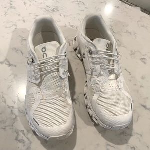 OnCloud Cloud 5 sneakers- only worn a couple times!
